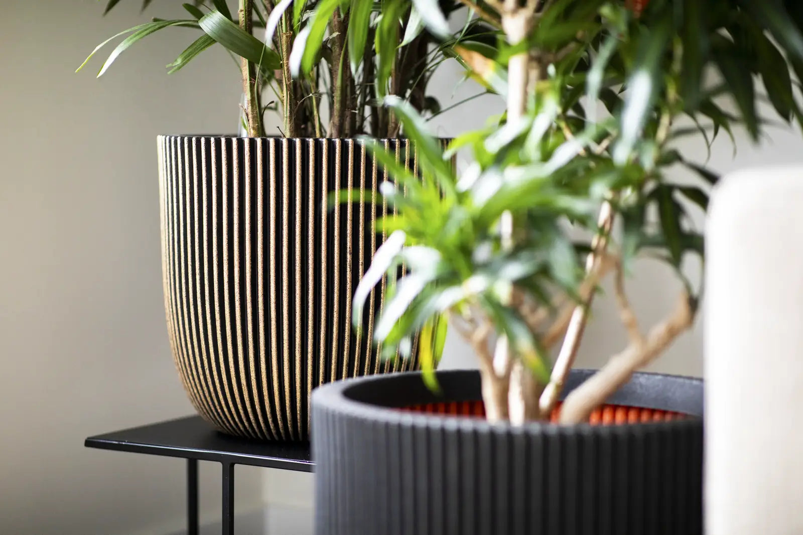 Blumentopf Kugel Groove schwarz | 43x41 cm